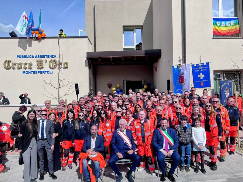 Foto gruppo nuova sede P.A. Croce d'oro
